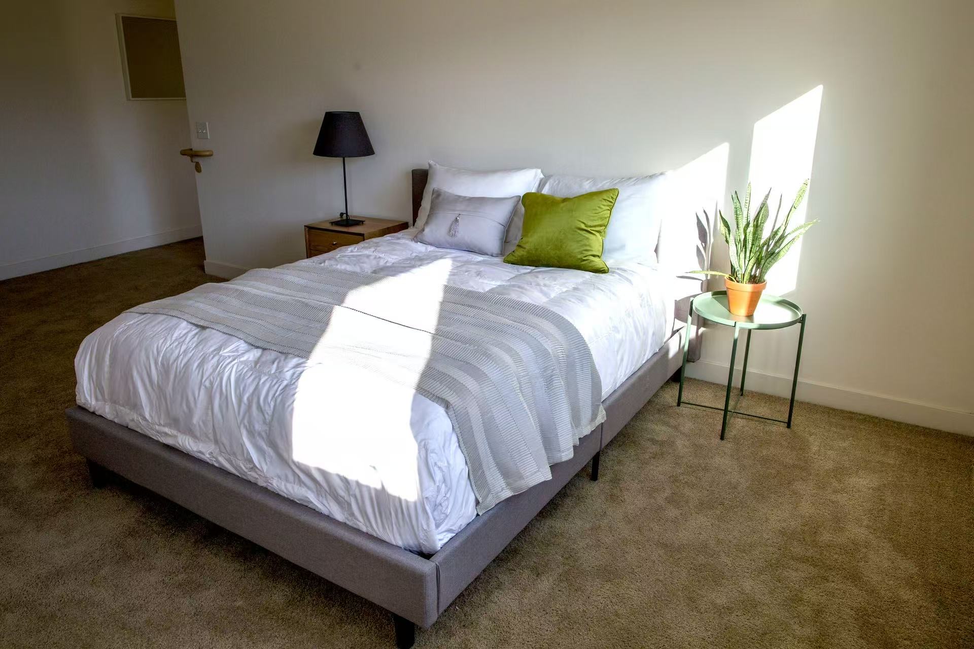 Dos Lagos bedroom interior