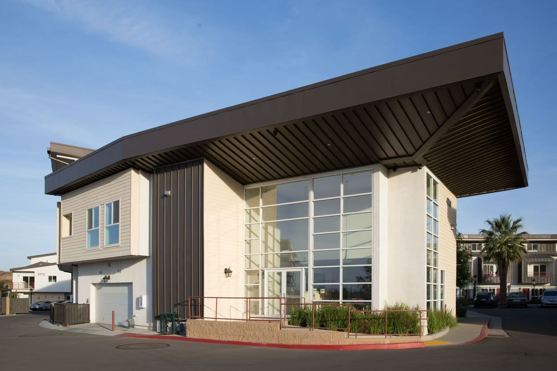 Dos Lagos clubhouse exterior