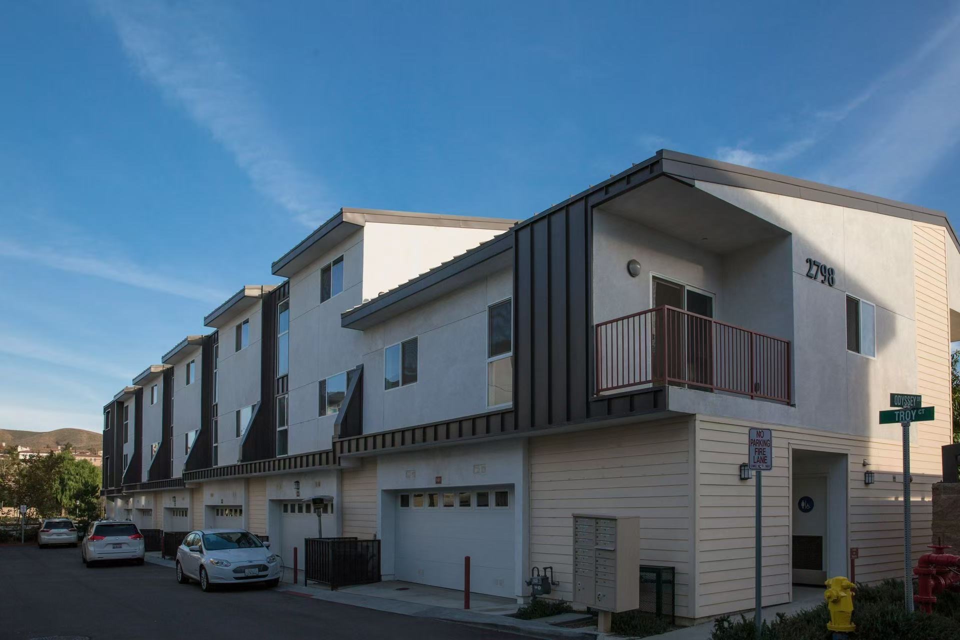 Dos Lagos live/work building exterior